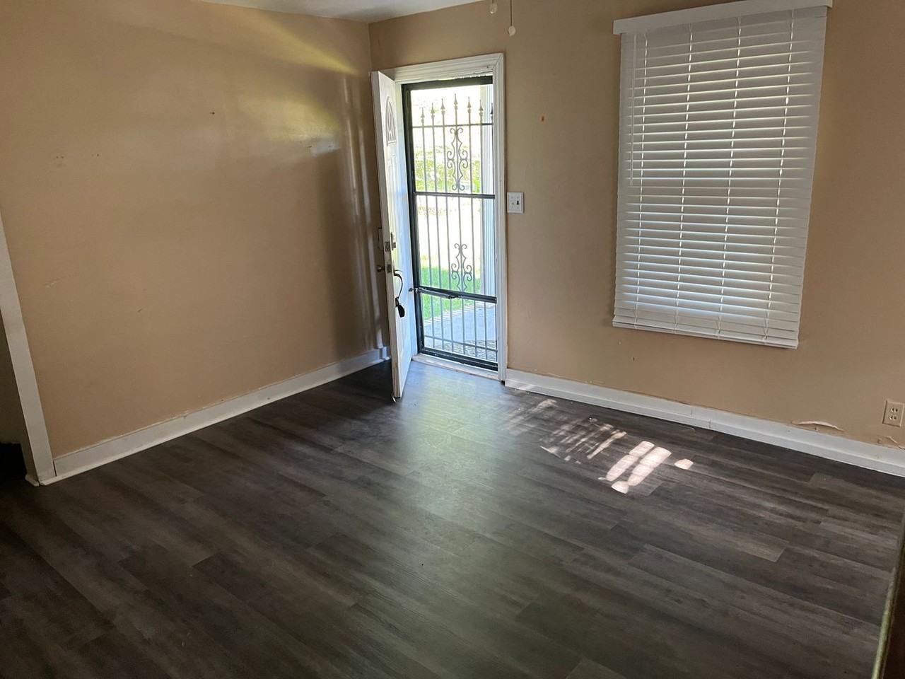 220 Liberty St - Photo 3 of 6