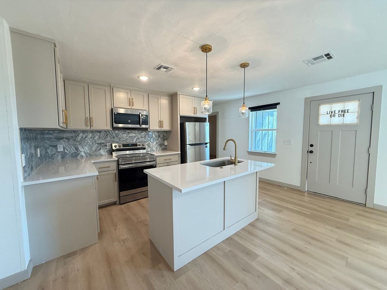 737 Nw 89th St - Photo 2 of 18