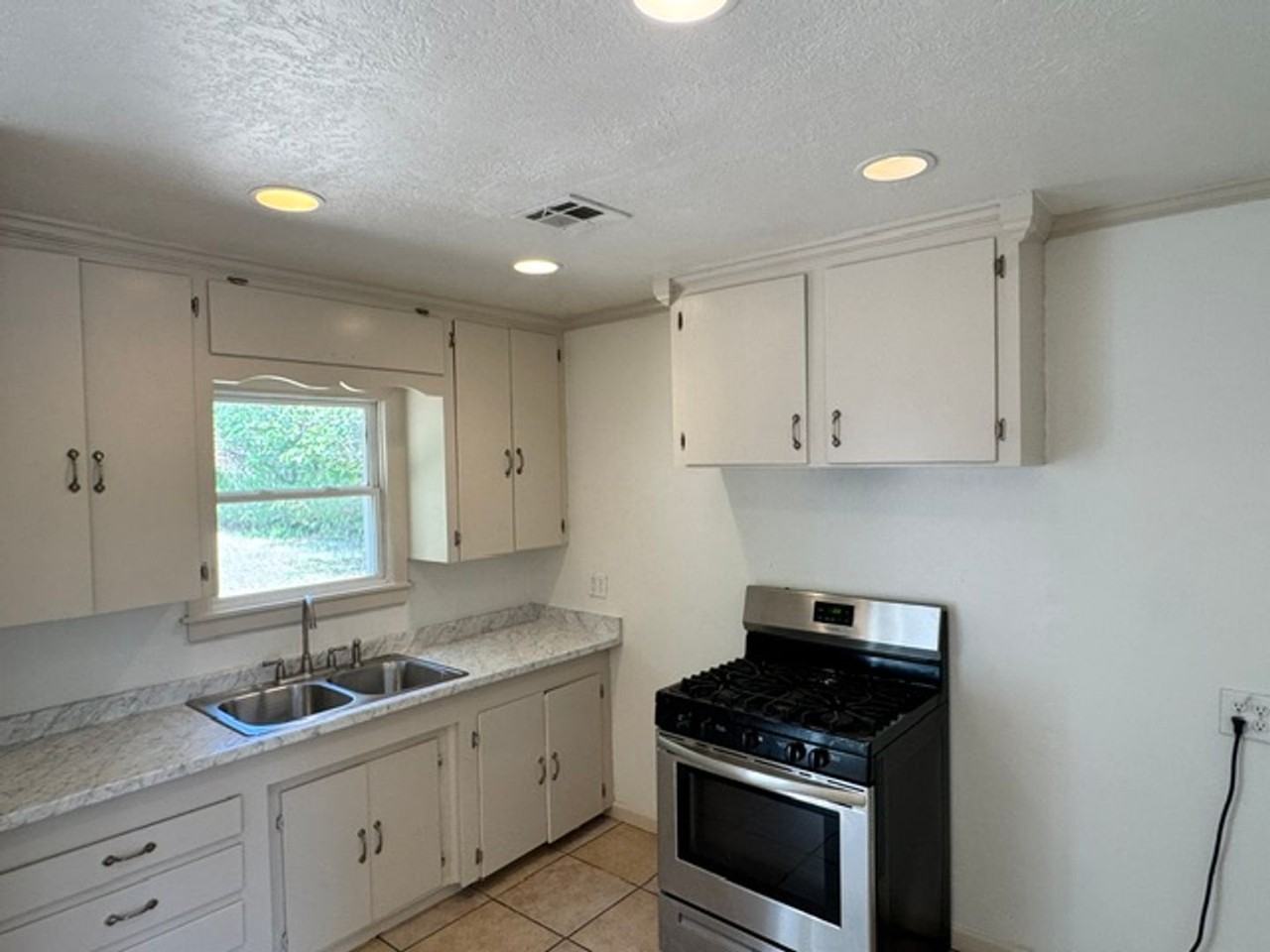 4517 Se 23rd St - Photo 4 of 14