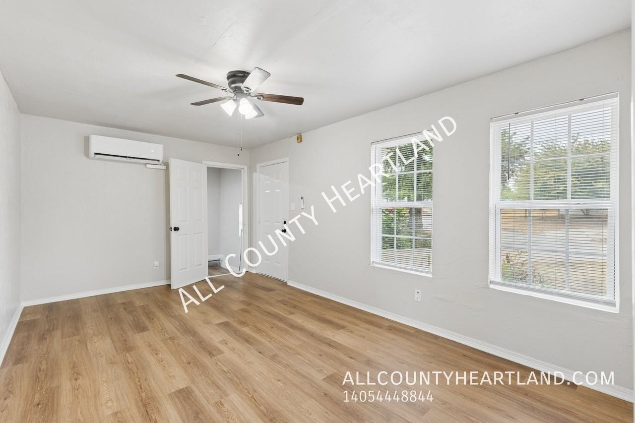 917 N Locust Ln - Photo 2 of 11