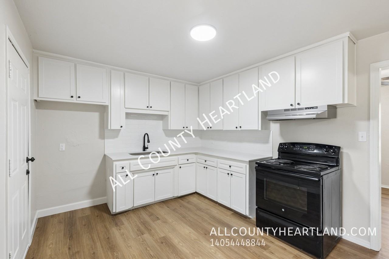 917 N Locust Ln - Photo 3 of 11