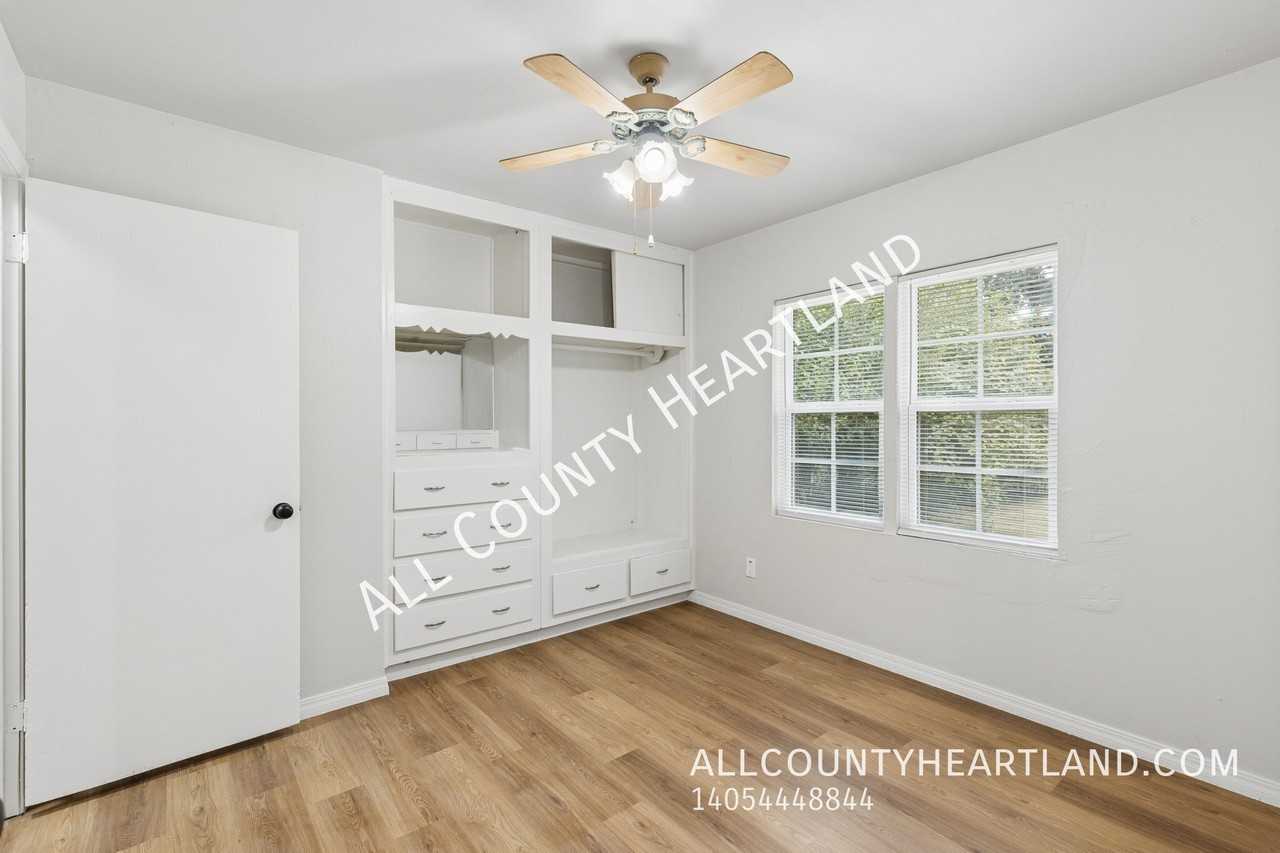 917 N Locust Ln - Photo 4 of 11