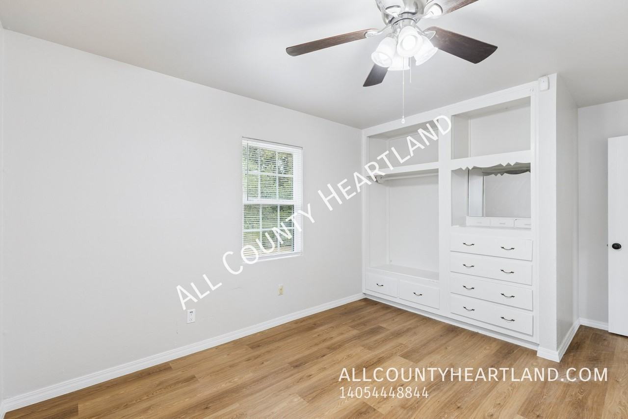 917 N Locust Ln - Photo 5 of 11