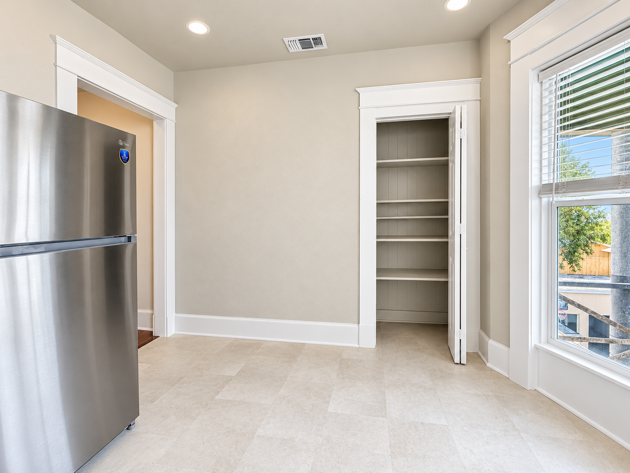 518 W French Pl #2 - Photo 5 of 18