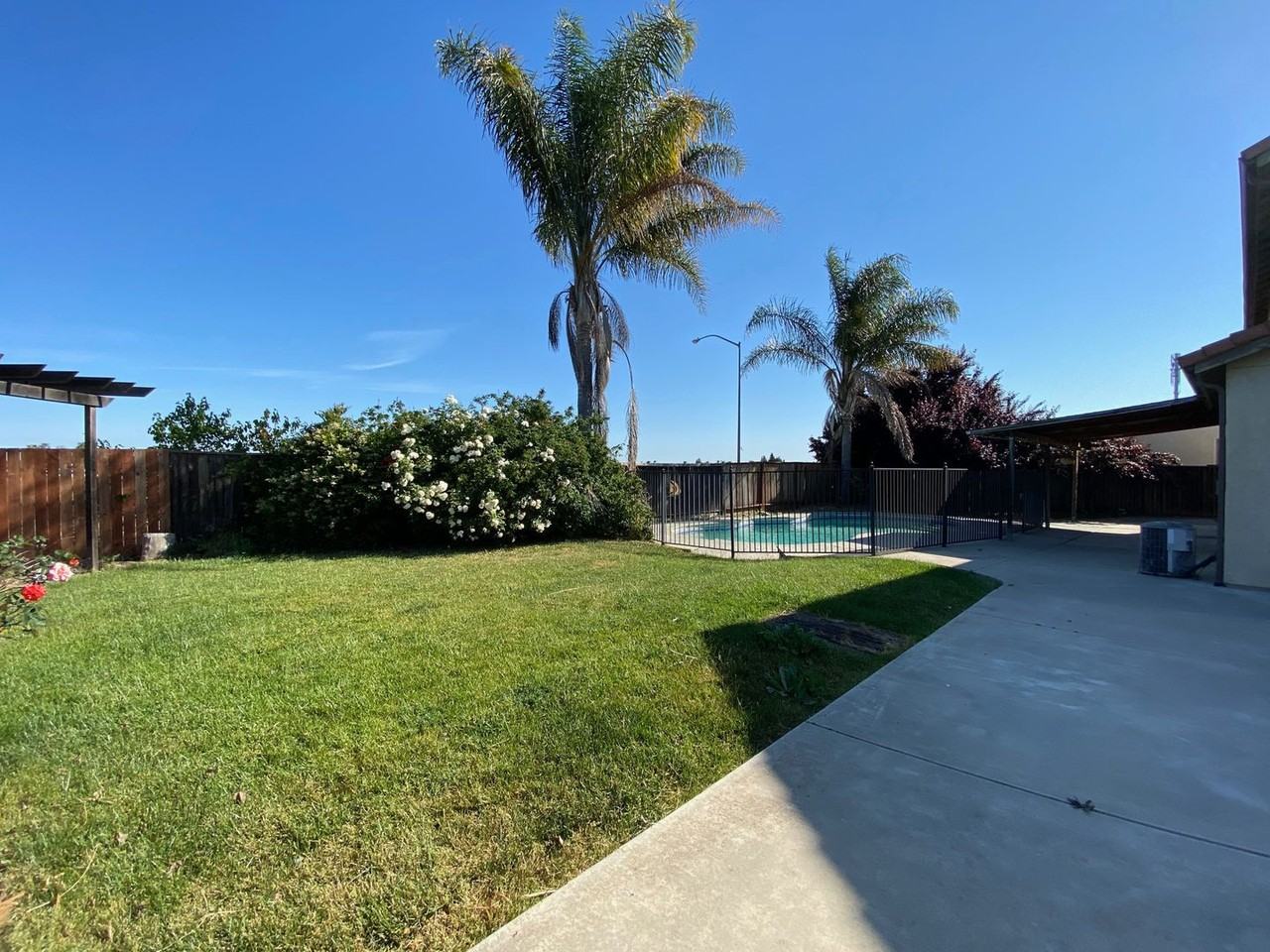 2801 Saxton Dr - Photo 2 of 12