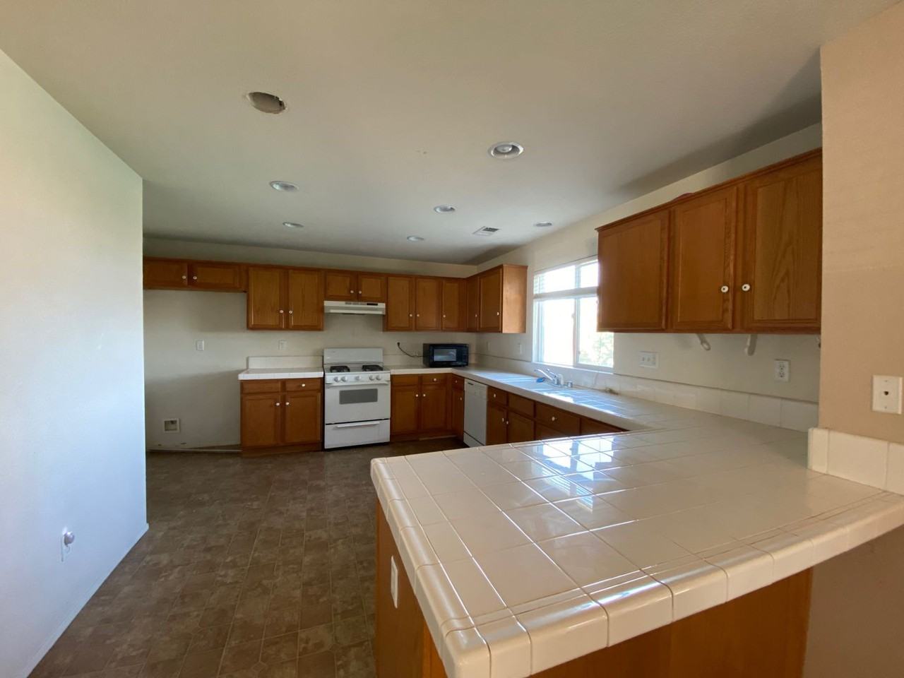 2801 Saxton Dr - Photo 3 of 12
