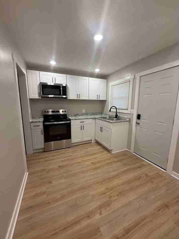 424 W Elm St - Photo 3 of 12