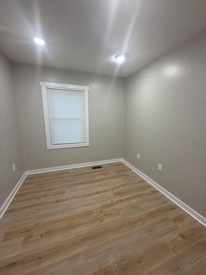 424 W Elm St - Photo 4 of 12