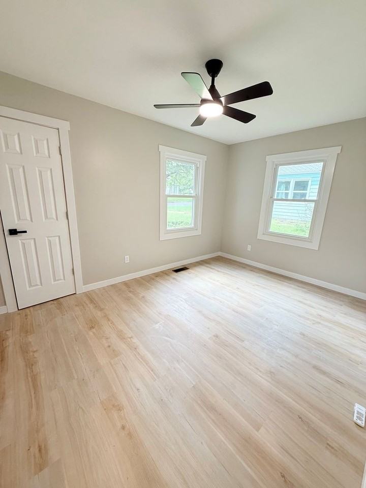 424 W Elm St - Photo 5 of 12