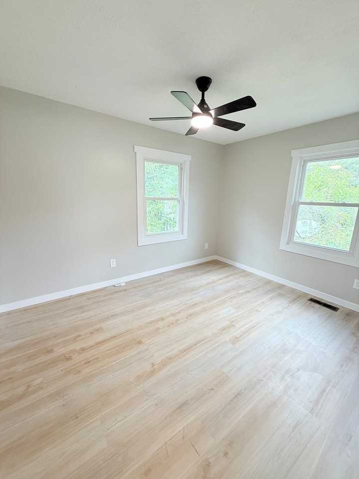 424 W Elm St - Photo 6 of 12
