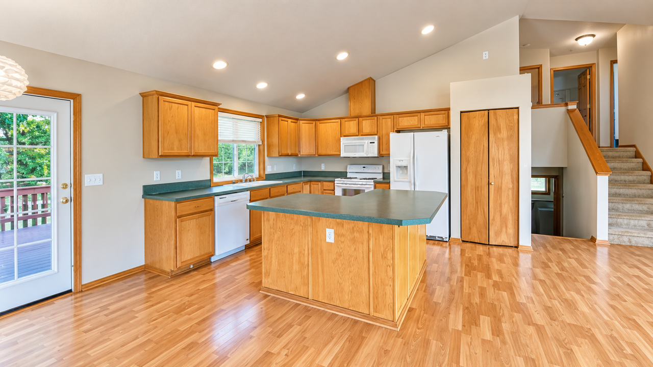 15710 Topaz Dr Se - Photo 5 of 9