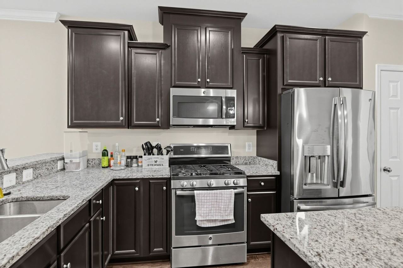 107 Lucas Ln - Photo 3 of 32