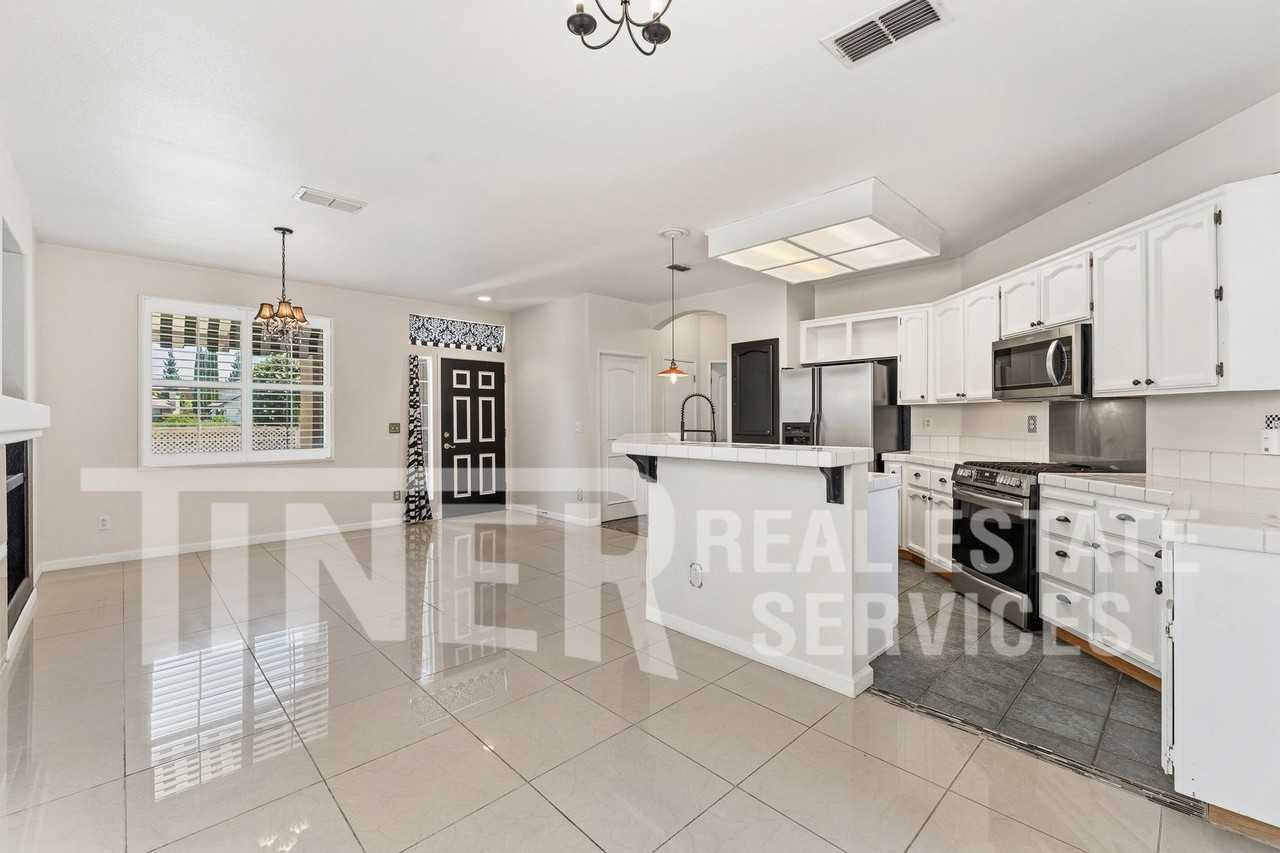 6425 Aspen Gardens Way - Photo 4 of 37