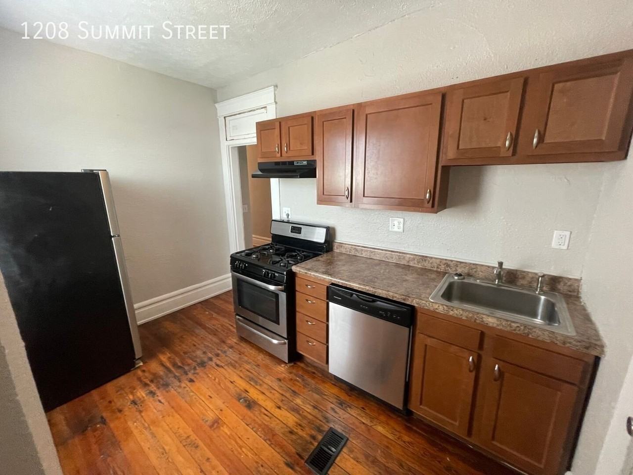 1208 Summit St - Photo 2 of 14
