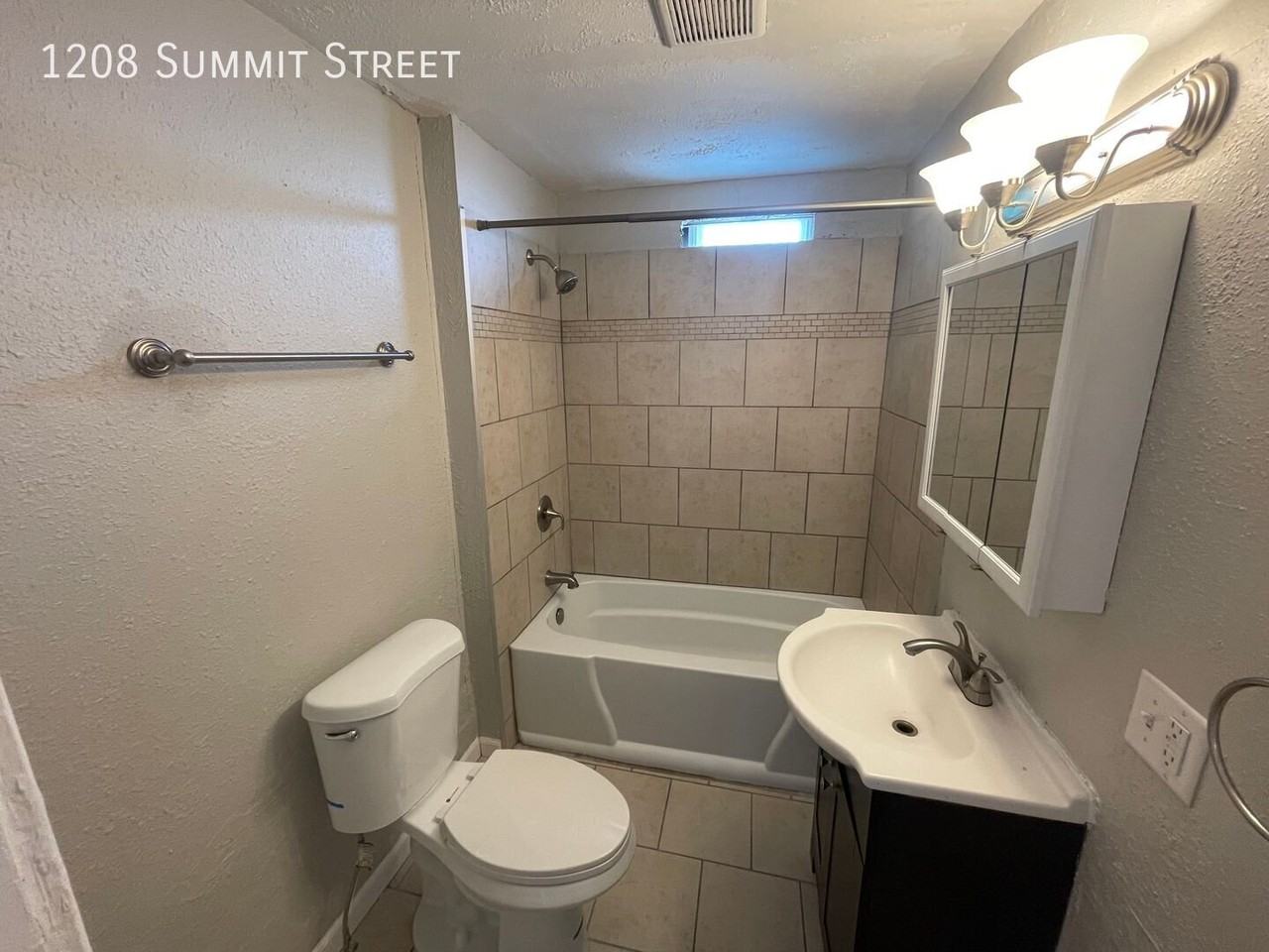 1208 Summit St - Photo 4 of 14