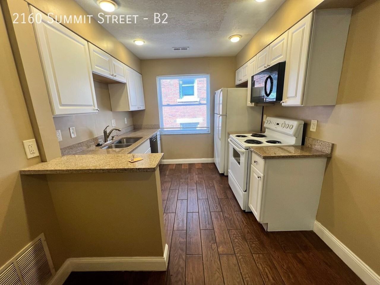 2160 Summit St #B2 - Photo 5 of 16