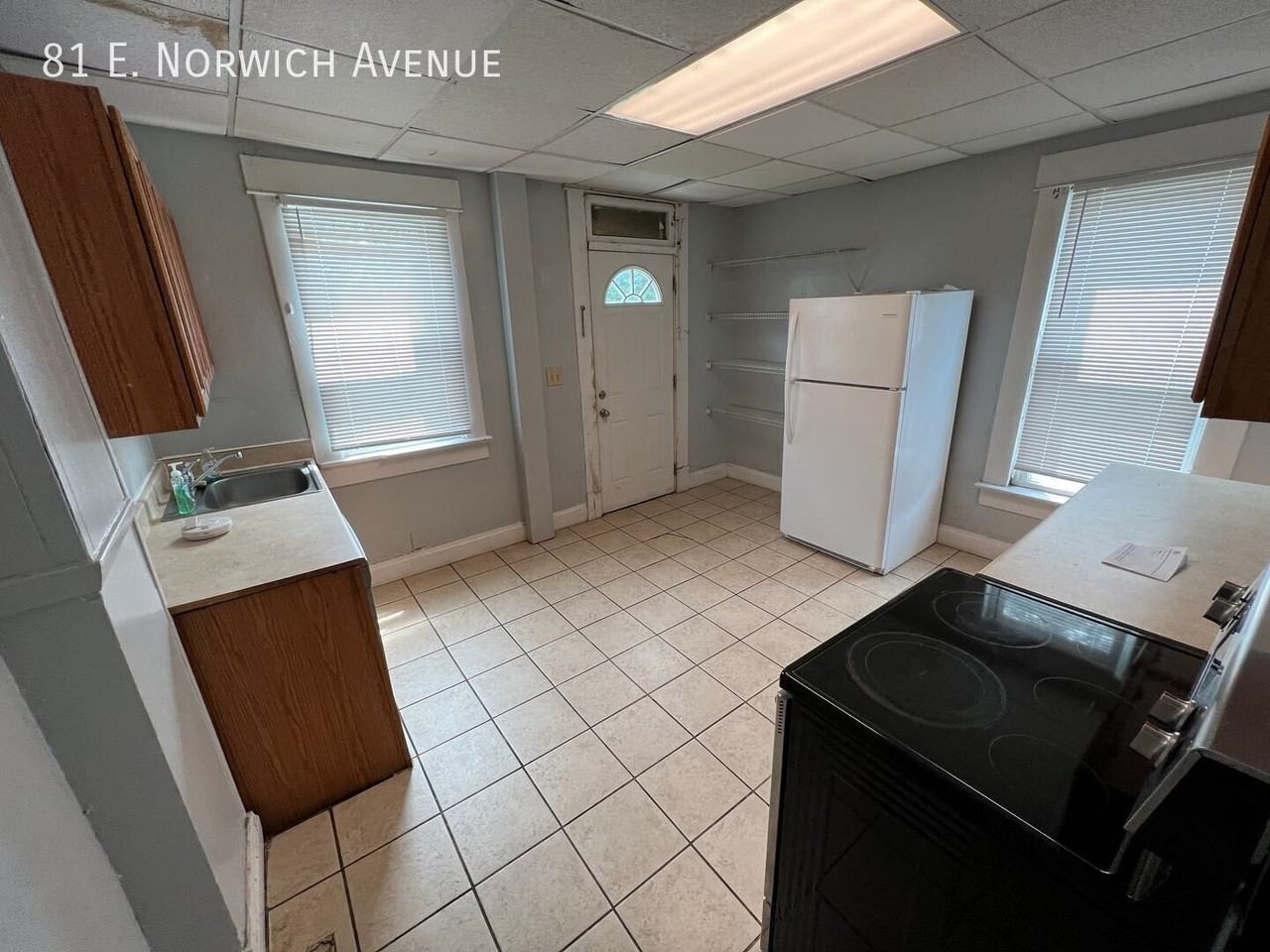 81 E Norwich Ave - Photo 3 of 38