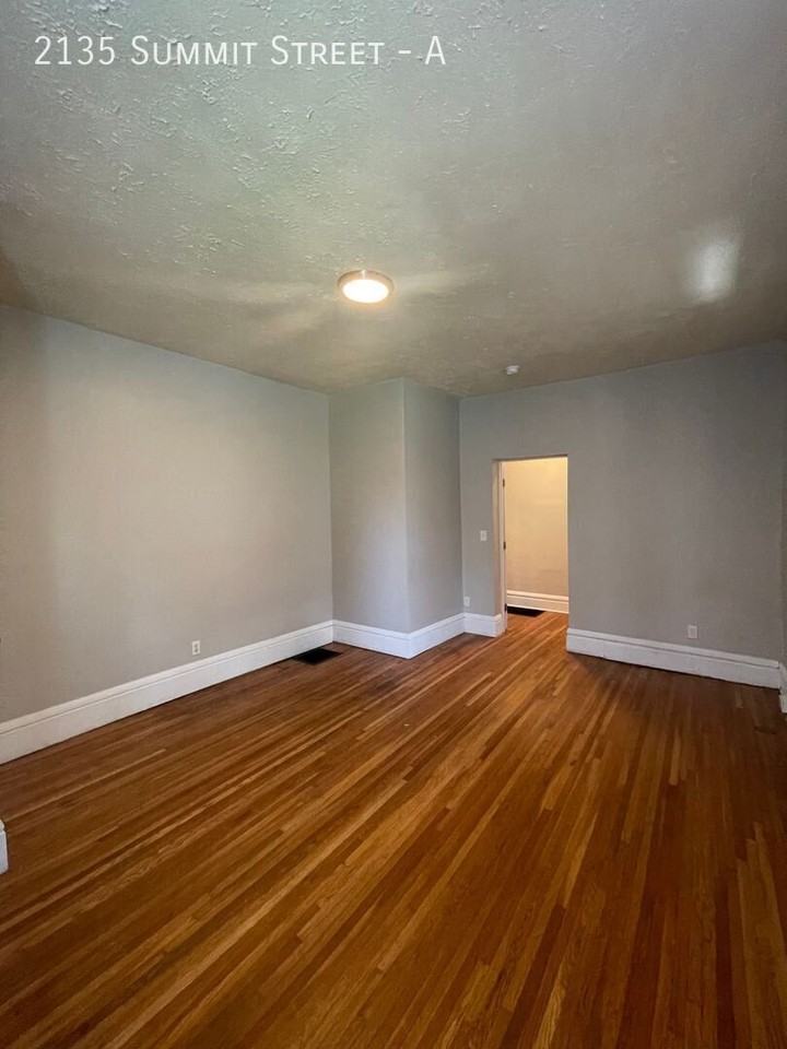 2135 Summit St #A - Photo 4 of 20