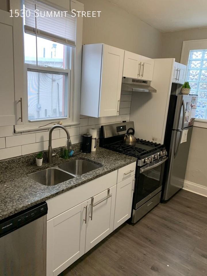 1530 Summit St - Photo 6 of 25
