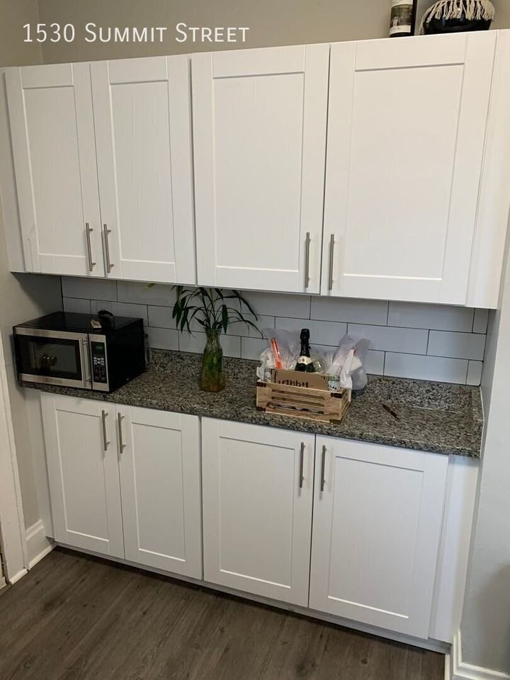 1530 Summit St - Photo 7 of 25