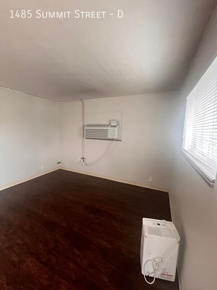 1485 Summit St #D - Photo 2 of 12