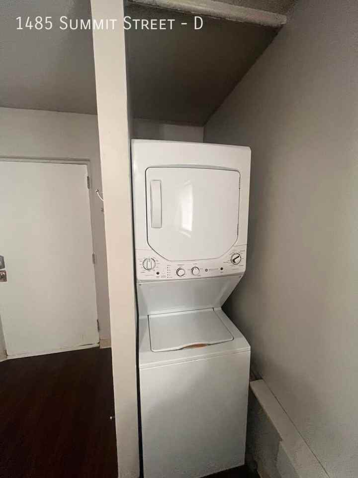 1485 Summit St #D - Photo 4 of 12