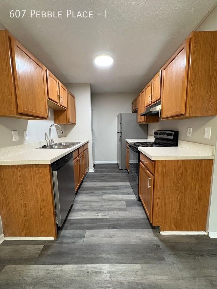 607 Pebble Place Dr #I - Photo 7 of 23