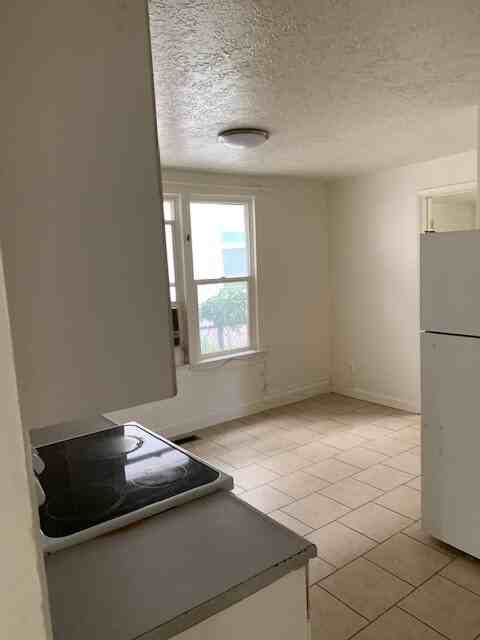 325 Parry St - Photo 4 of 7