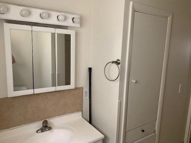 325 Parry St - Photo 6 of 7