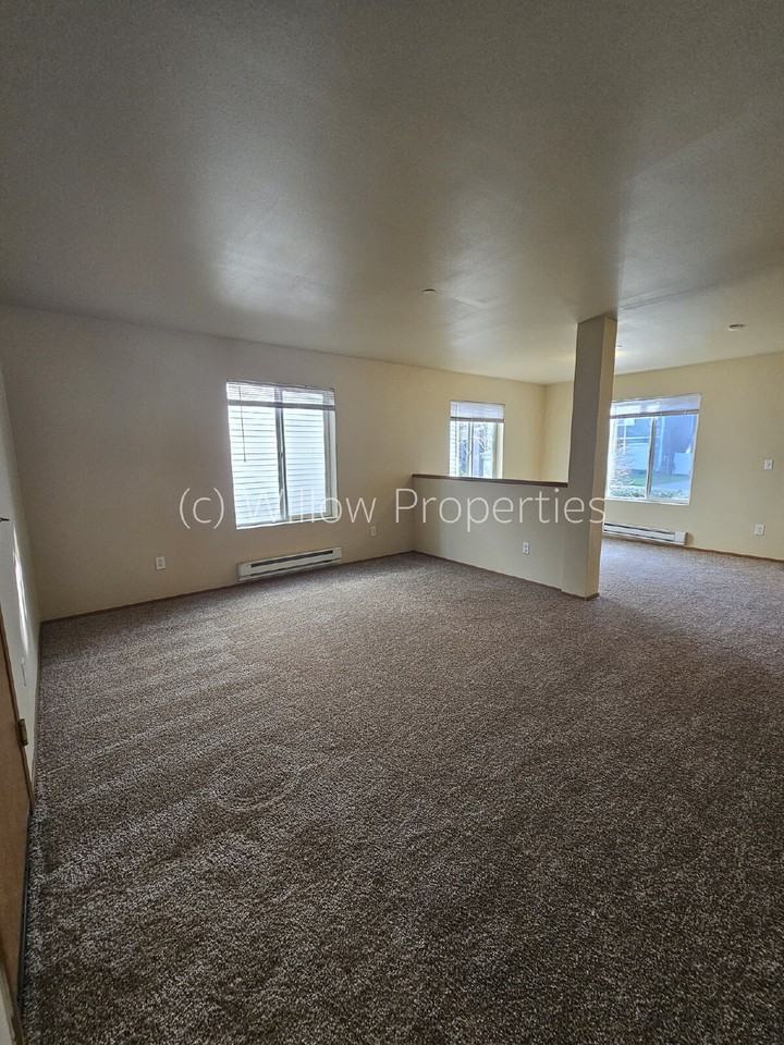 1521 Burnside Pl - Photo 3 of 10