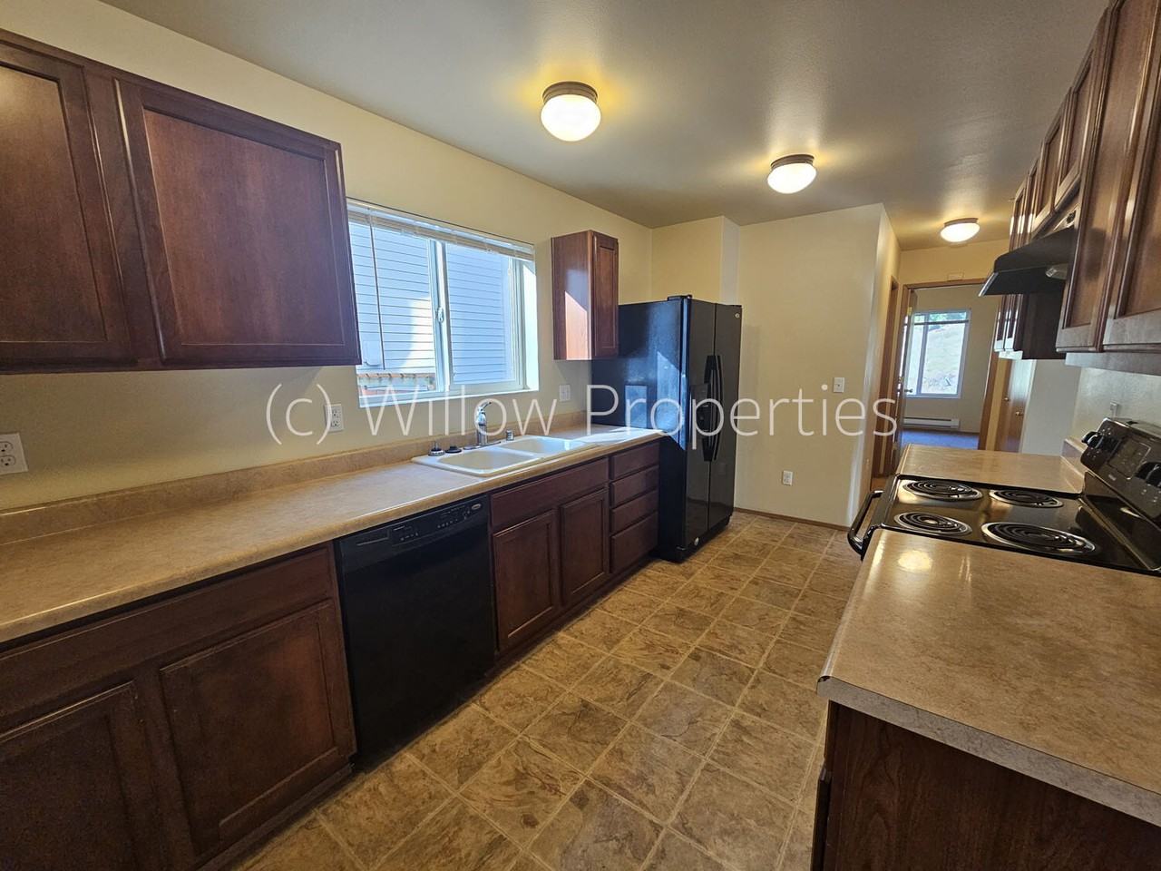 1521 Burnside Pl - Photo 4 of 10
