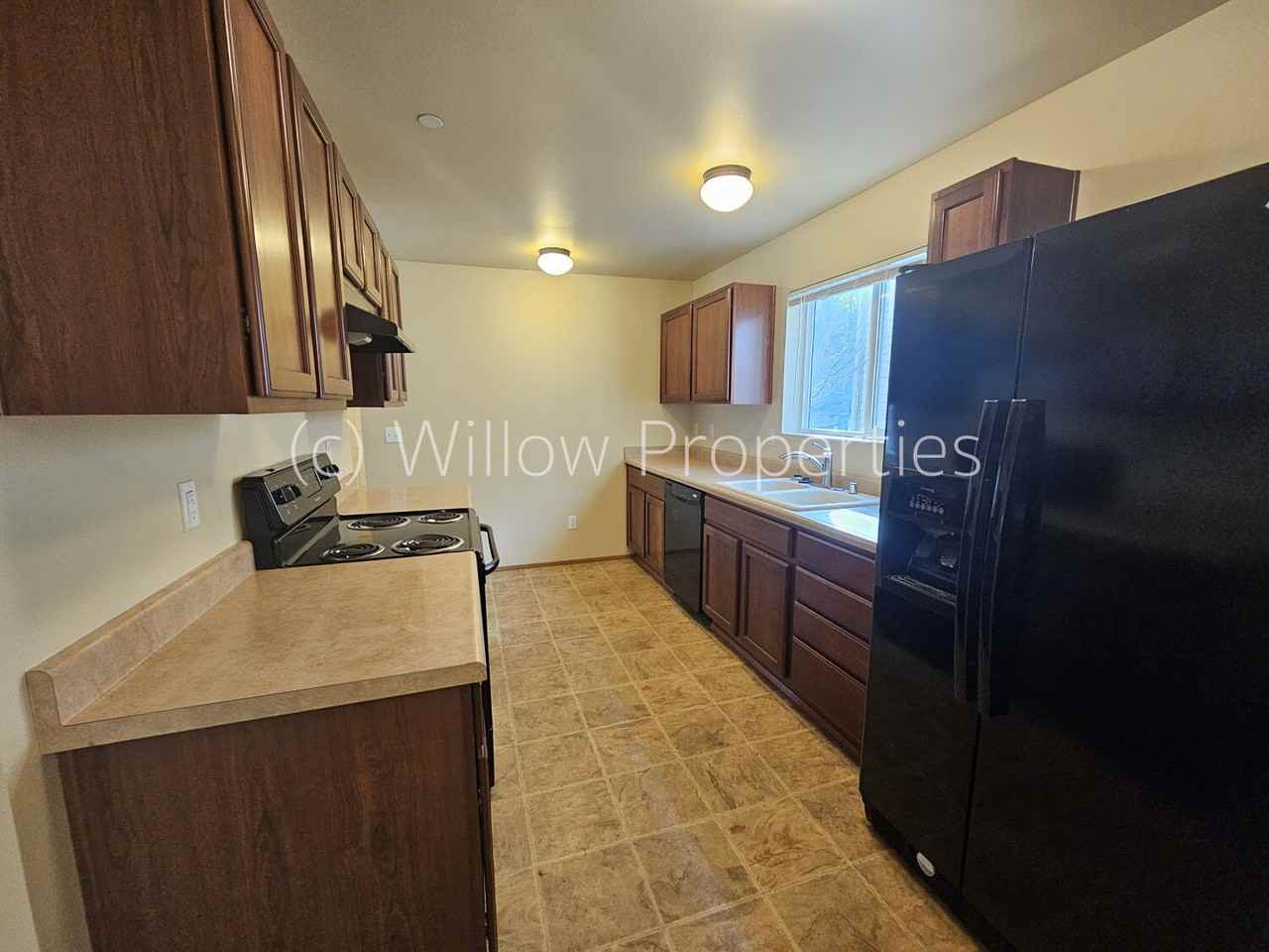 1521 Burnside Pl - Photo 5 of 10