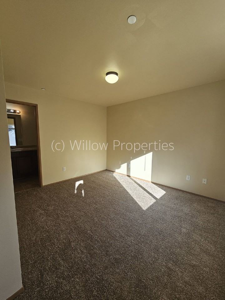 1521 Burnside Pl - Photo 6 of 10