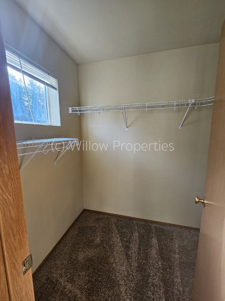 1521 Burnside Pl - Photo 7 of 10