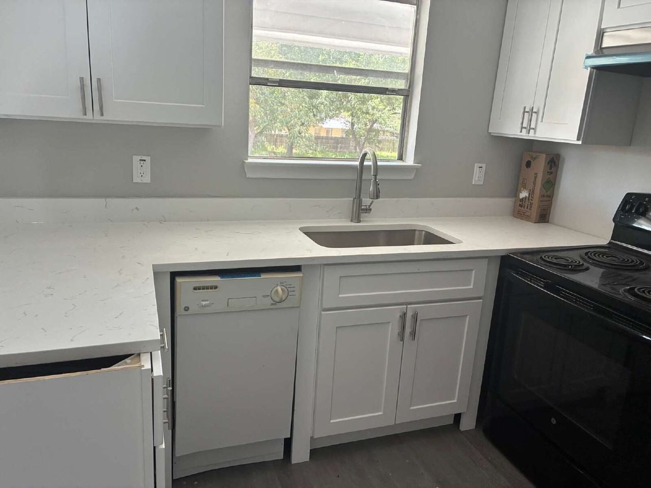 1523 Quintana Rd - Photo 3 of 14
