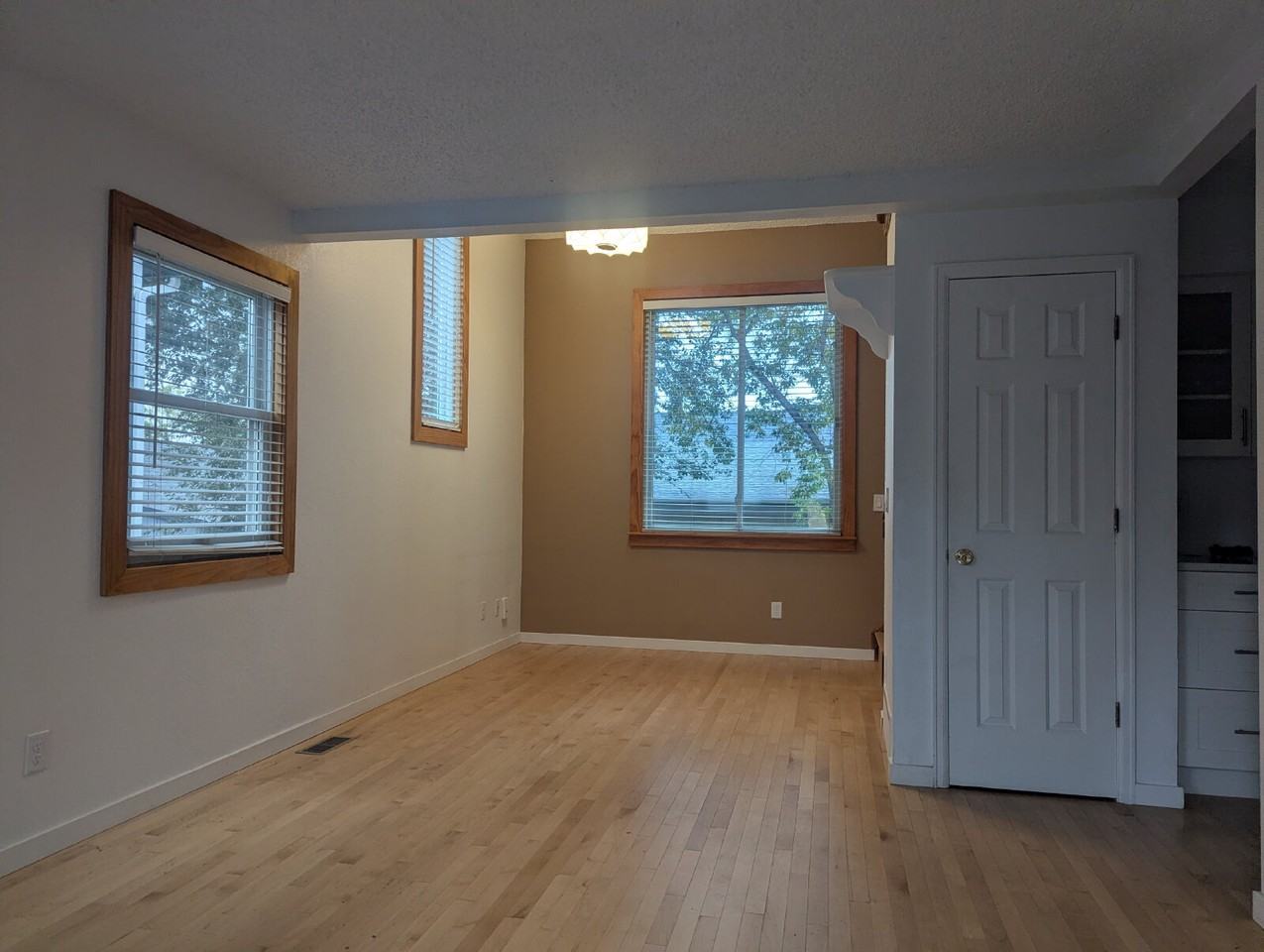 1809 Donovan Dr - Photo 2 of 20