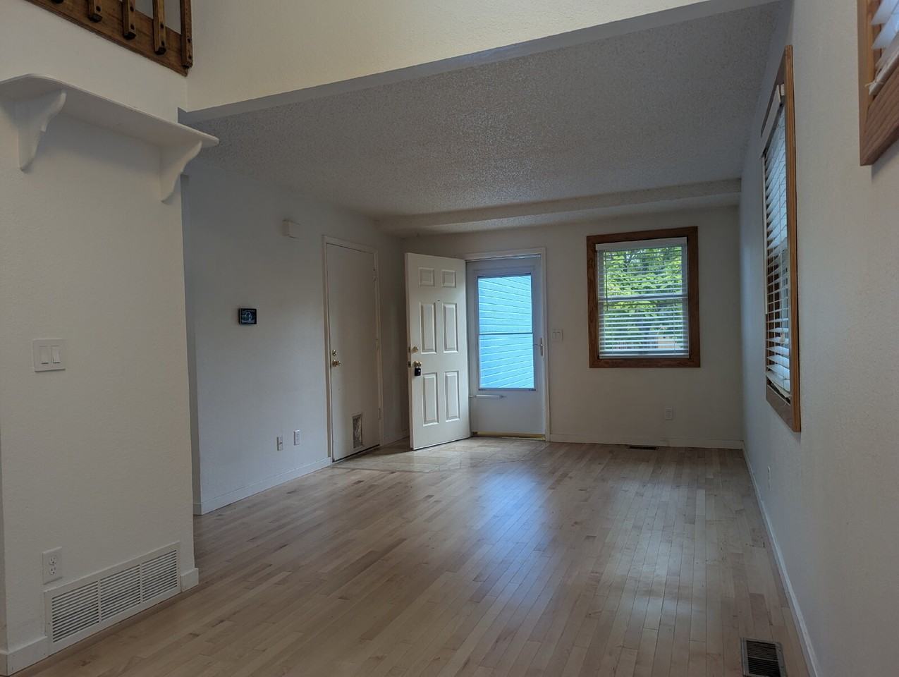 1809 Donovan Dr - Photo 4 of 20