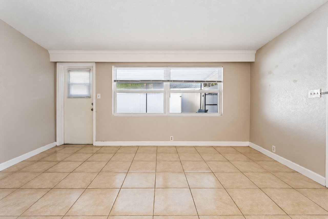 255 Ashwood Dr - Photo 3 of 20