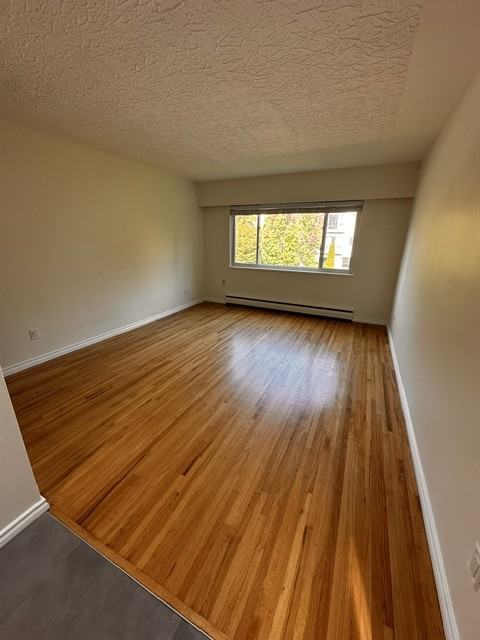 1364 West 10th Avenue - Photo 4 of 9
