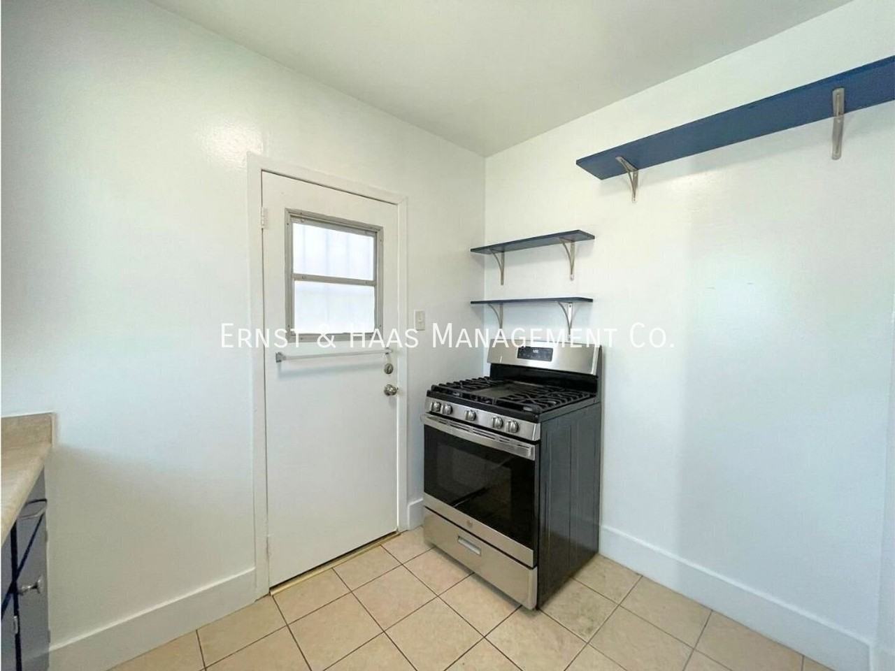 1516 E 10th St - Photo 3 of 9