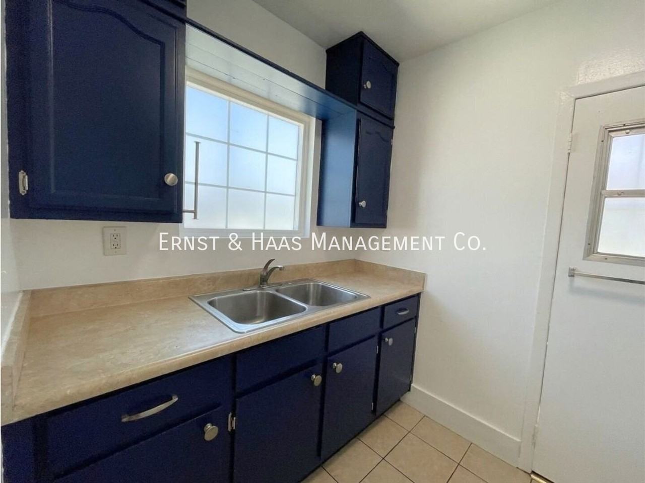 1516 E 10th St - Photo 4 of 9