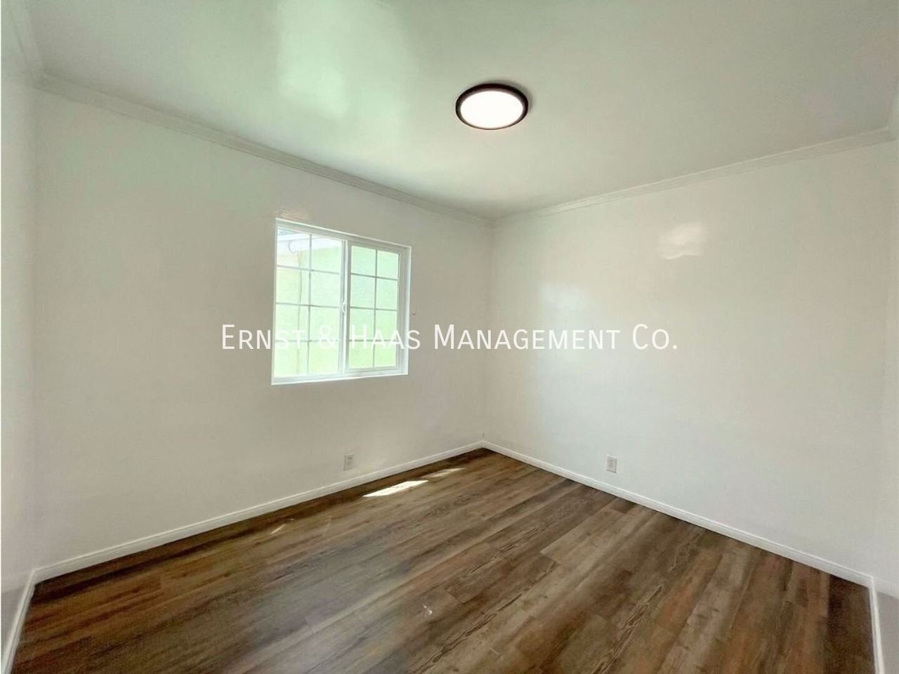 1516 E 10th St - Photo 5 of 9