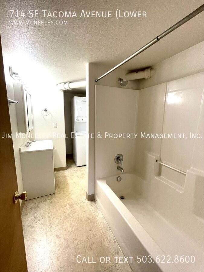 714 Se Tacoma St - Photo 3 of 6
