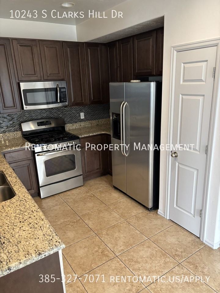 10243 S Clarks Hill Dr - Photo 2 of 43