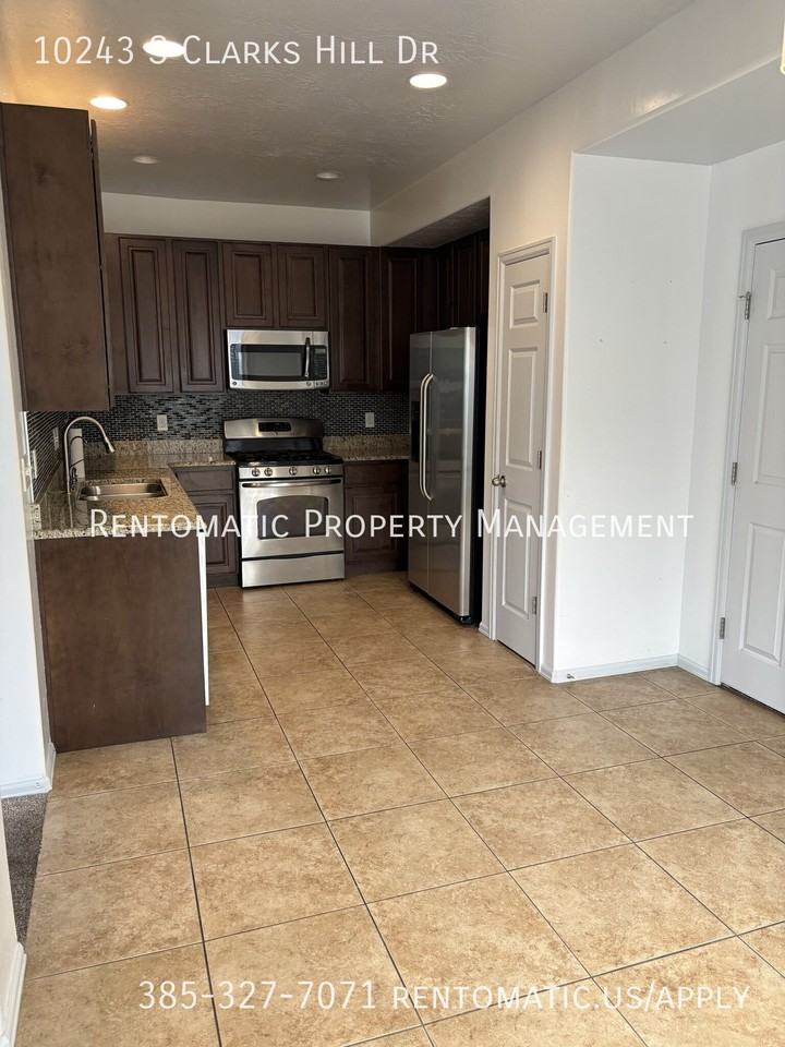 10243 S Clarks Hill Dr - Photo 3 of 43