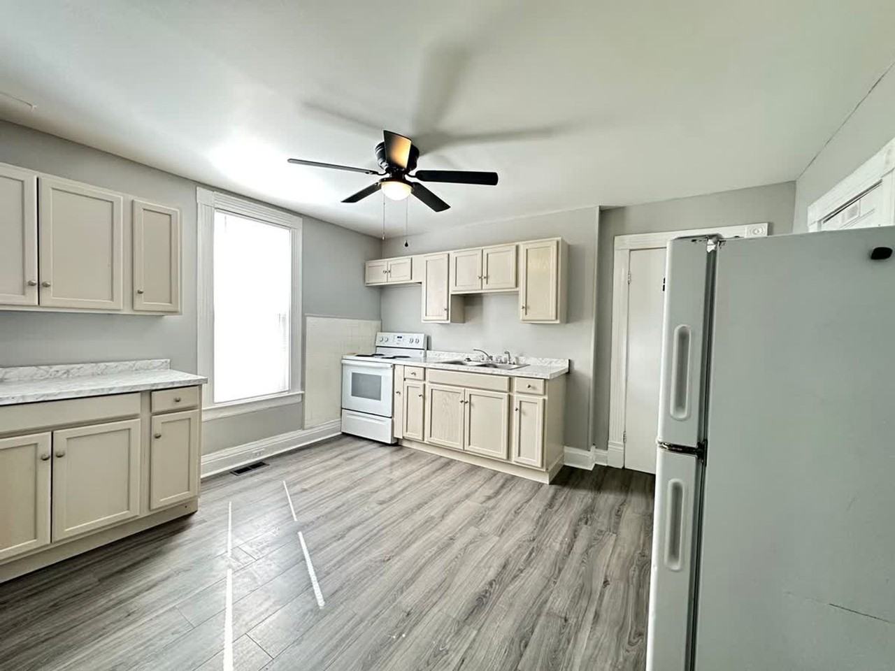 252 E Loudon Ave - Photo 3 of 24