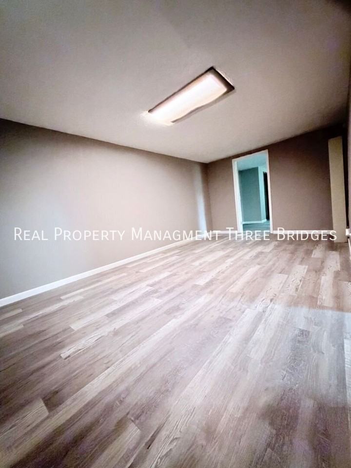 1222 Baron Ave - Photo 5 of 18