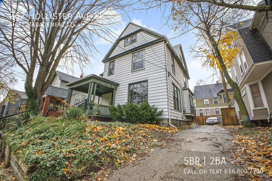 262 Hollister Ave Se - Photo 3 of 19