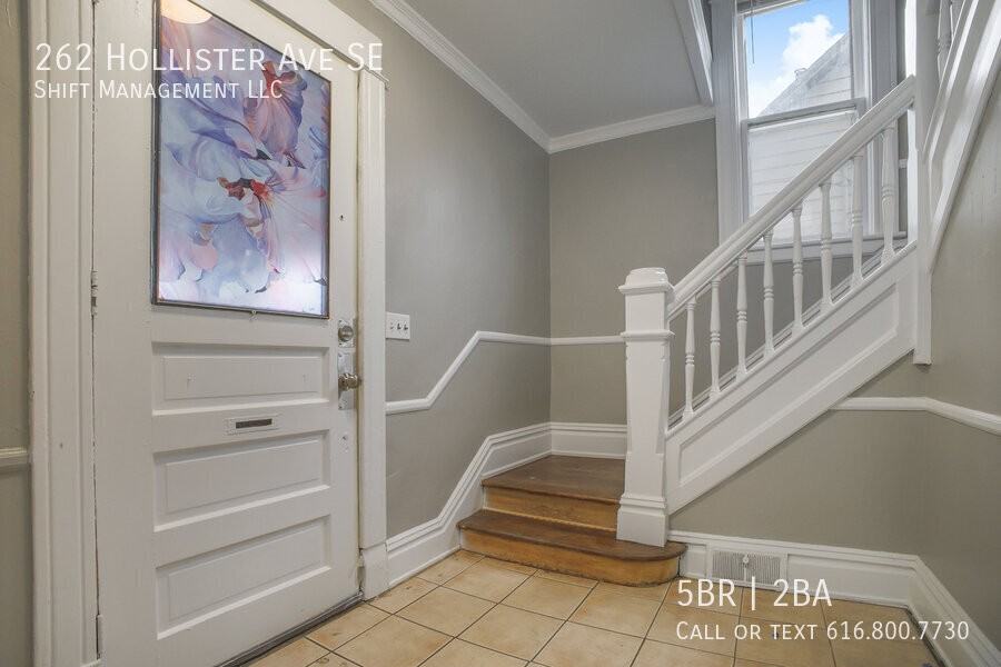 262 Hollister Ave Se - Photo 5 of 19