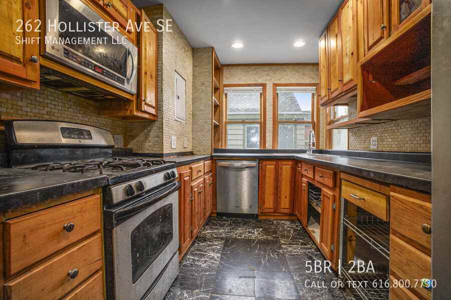 262 Hollister Ave Se - Photo 7 of 19